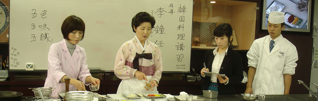 한복을 입고 일본 츠지 조리 전문 학교 학생들 앞에서 요리 실습 하는 이종임 원장 모습